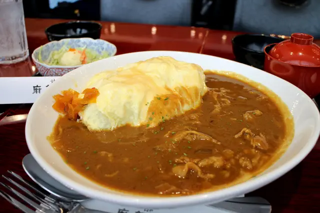 咖喱牛肉蛋包飯定食(包飲品）