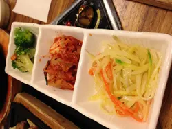 韩国必有既前菜，有我最爱既泡菜同芽菜! 如果好似系韩国咁可以添食就好啦!