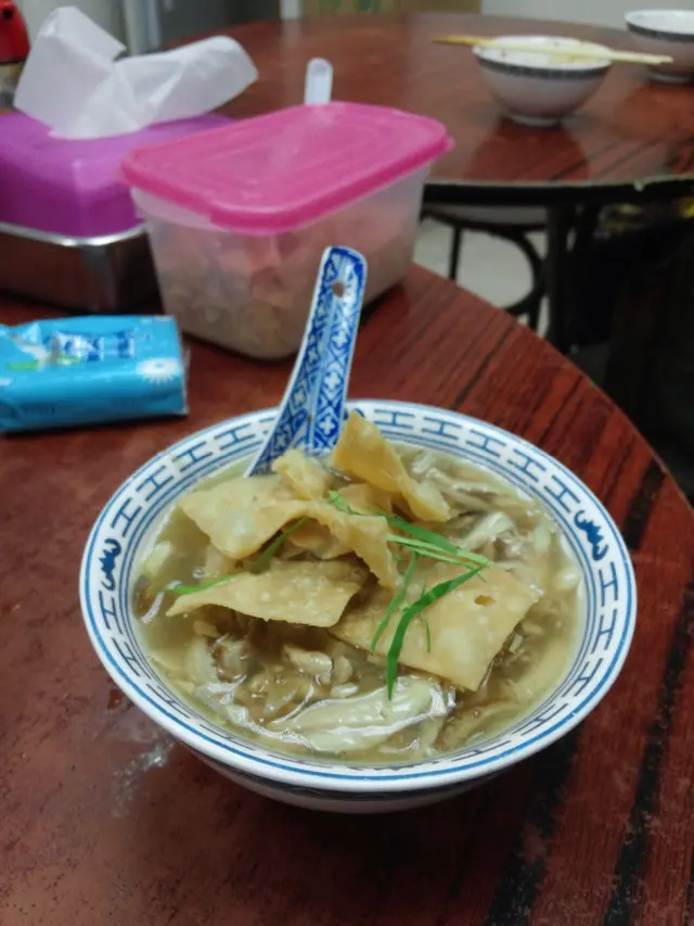 這就是加了香草和脆片的蛇羹，未吃之前以為很足料，沒想到原來整碗蛇羹幾乎都是雞肉，蛇肉不多，不知道到底是雞肉羹還是蛇羹！