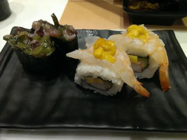 芥辣八爪魚、海膽玻璃蝦壽司