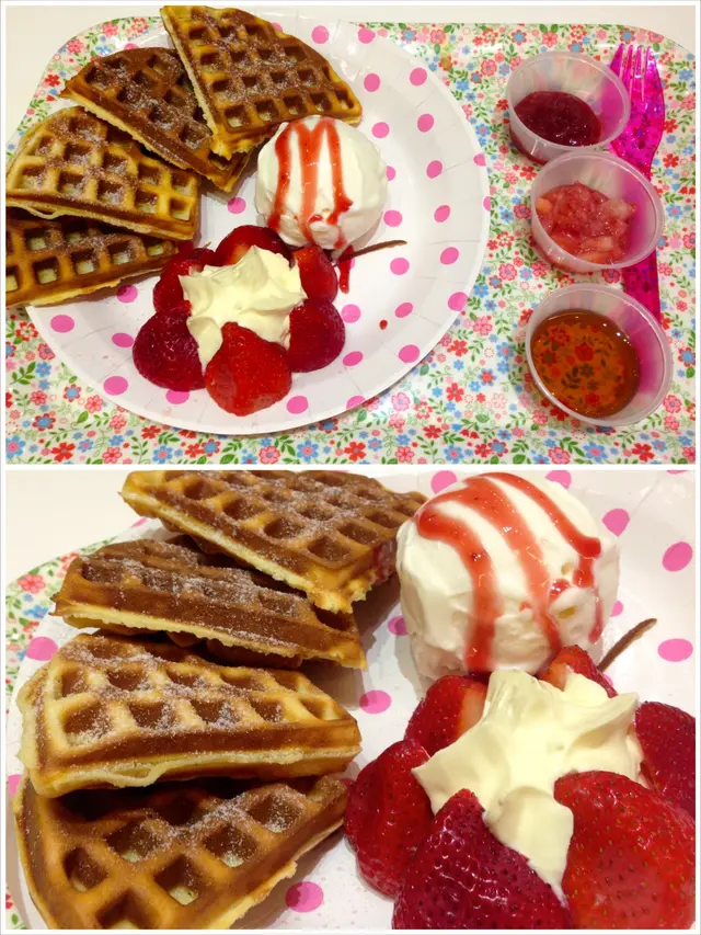 草莓鬆餅配原味乳酪雪糕