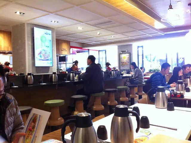 店內有卡位,也有單人用的吧檯,適合不同客層。而且還有開放式廚房,可以看到店員煮麵。