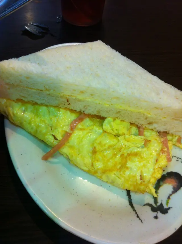 牛油多士配火腿蛋.上碟不會太油膩.