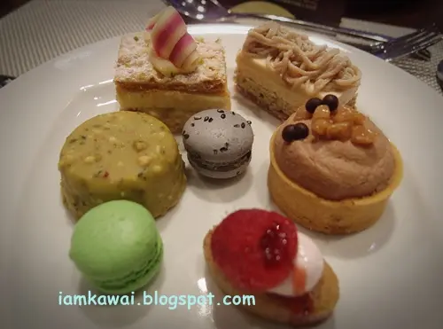 Kawai 把全部的甜品都拿回來,和同檯的女生分享,看!選擇是蠻多的~ 比較推介的有士多啤梨拿破崙蛋糕,鬆化不太甜~ 綠色小圓盒,嗯!出面的是朱古力上舖滿了不同的碎果仁,切開入面有紅桑子流心, 超重開心果味道,酸酸甜甜的,第一口有點像吃''金莎朱古力''的感覺~ 海鹽朱古力批,用海鹽平衡朱古力的甜味,口感複雜  紅桑子西米,喜歡那煙韌的感覺,平時少見~