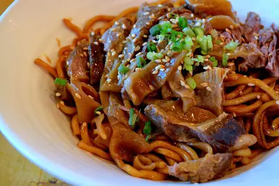 醬油蝴蝶腩配QQ麵