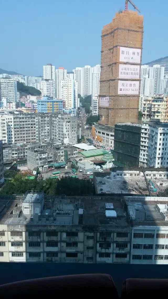 望月樺峰，應該望不到月，或阻礙其他人望月-__- ，與觀塘其他舊樓形成強烈對比!咦，那陰影怎樣造成?