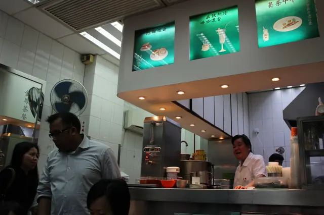 冲奶茶嘅伯伯成日笑好開心 XD