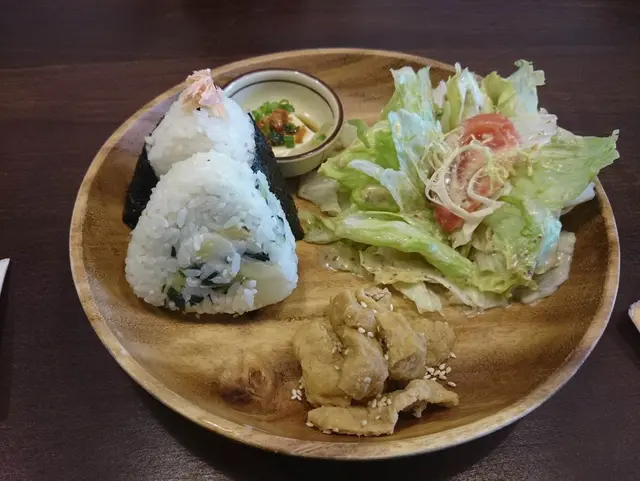 鹽味鮭魚五目飯團及日替飯團