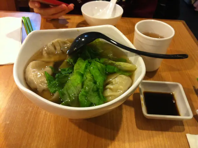 梅菜味唔夠出; 流沙餃應該係蕃茄薯仔餡, 係新鮮嘅, 但食落得陣風咁