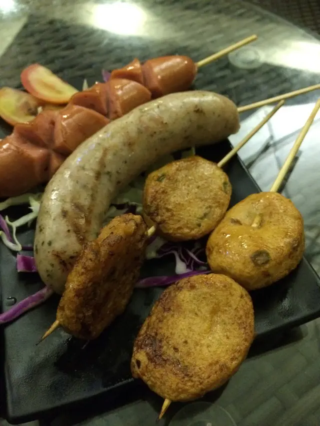 芝士腸、香草肉腸、燒魚餅