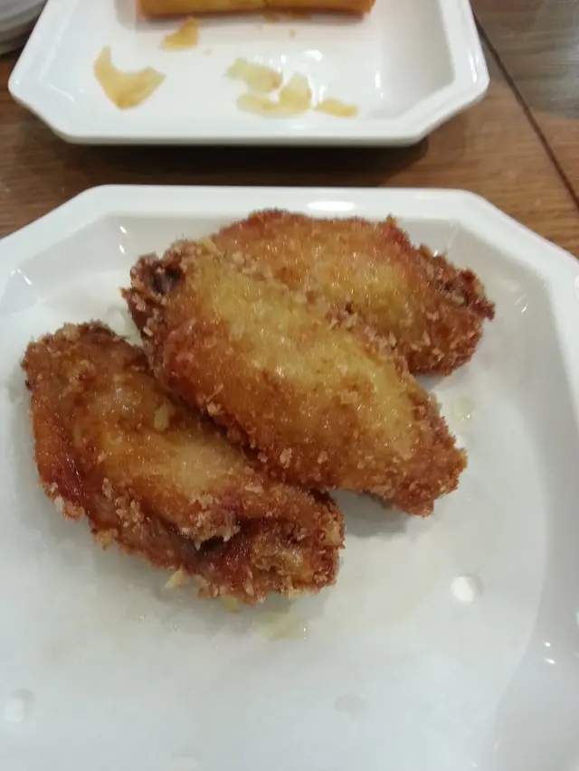 南乳雞翼，現炸的，醃得剛好，雞肉外脆內嫩！好好味呀！