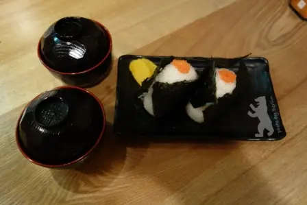 明太子飯糰還包括兩碗味噌湯