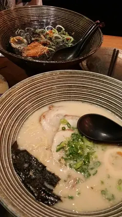义烧猪骨拉面, 黑墨猪骨汤底拉面