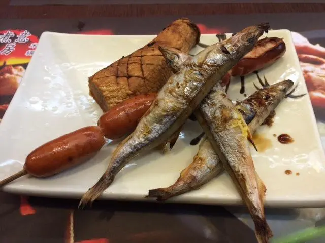 多春魚真係好好食，咬落去多汁，一啲都不唔乾，一份三條，價錢便宜，抵食。必叫。另外雞尾菇.呢個好味！燒到好香。