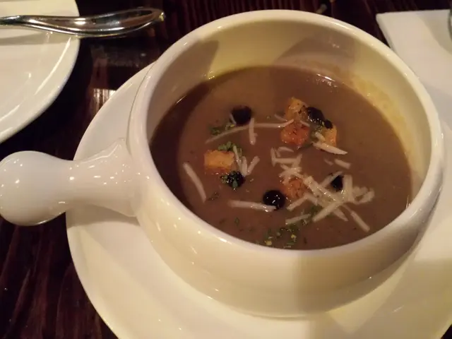 看似簡單的蘑菇湯，飲落竟有中湯的味道，原來除了蘑菇，還加了多種菇如靈芝菇冬菇等，中西合璧的感覺