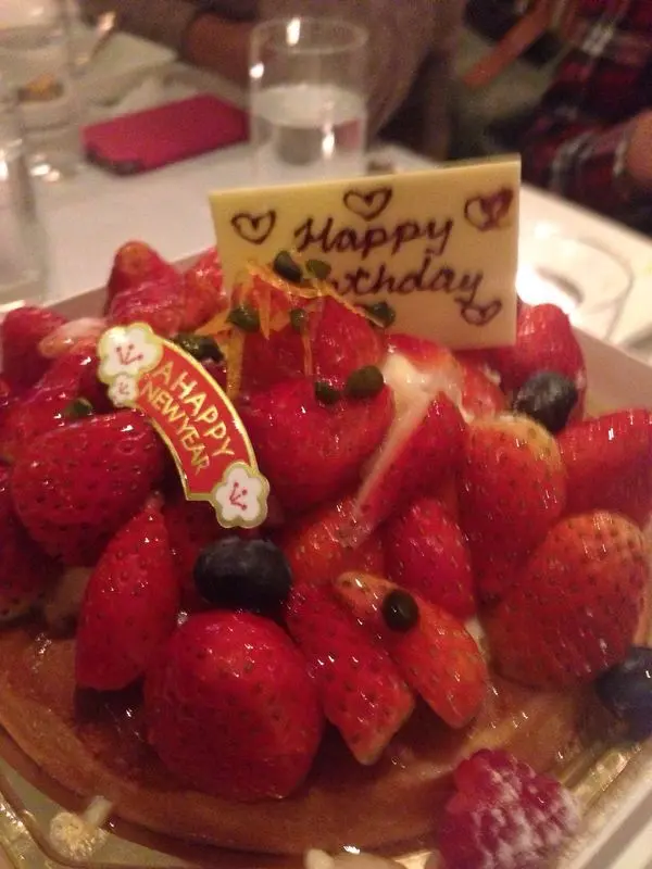 這是自備的生日蛋糕，因為要收20元位所以提醒大家千祈唔好買個百零元細細個呀！