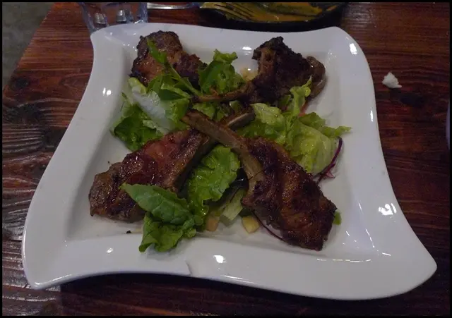 羊鞍架擺設精美,有肉有菜,營養同顏色搶晒分。