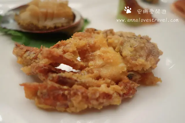 表層的金沙蛋黃輕薄均勻，香脆，卻不油膩
