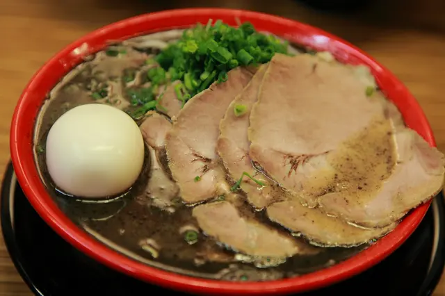 黑芝麻炸蒜油味黑拉麵