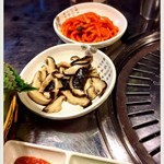 前菜有數款，不像韓國的多，圖中兩樣味道一般，泡菜則很不錯，注意泡菜及生菜是可免費添加的。當然前題是你要食完台上的泡菜及生菜啦。