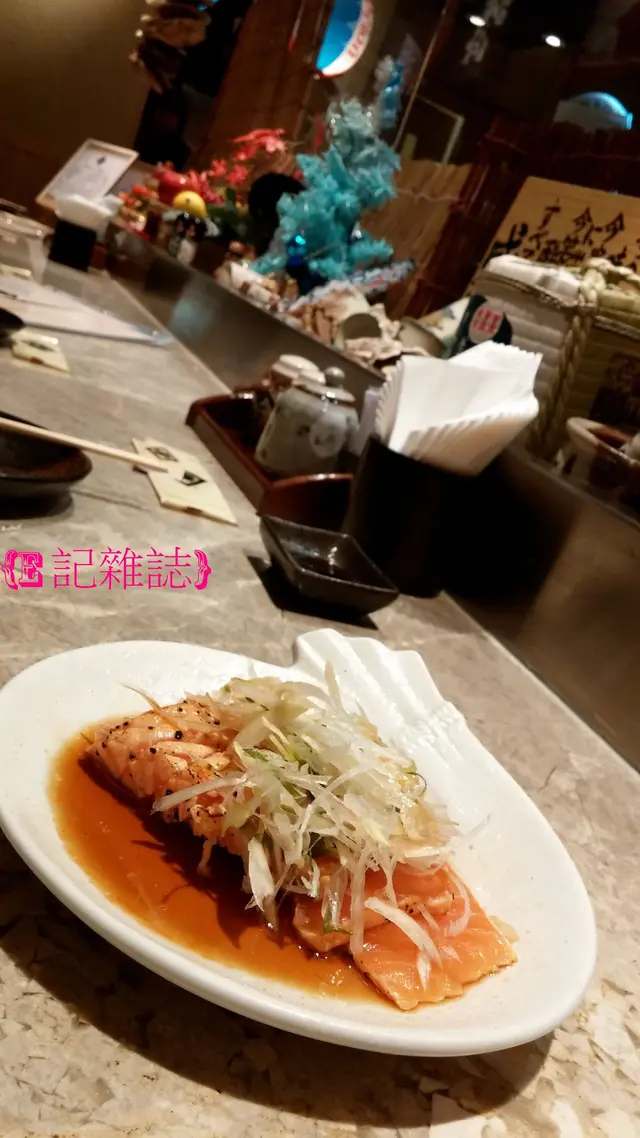 半燒三文魚配酸汁 ($68) - 只是薄燒了面頭一層所以內裡仍然保持粉嫩 juicy; 襯埋那個酸汁又幾夾呢