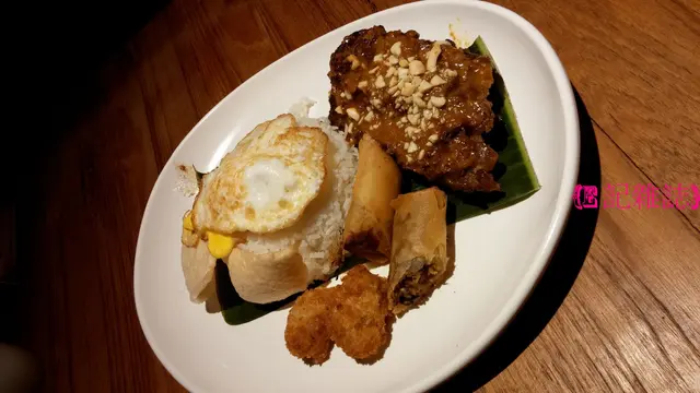 亞來特色街頭飯 ($62) - 這個一大堆頭上枱令人看見也覺繽紛, 兩款炸物也是熱辣辣, 讚! 而那個骨有濃香醬汁又入味非常, 讚! 唯一想說如果可以跟點汁撈飯不用乾吃便更完美了