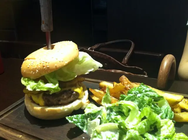 菠蘿芝士牛肉漢堡