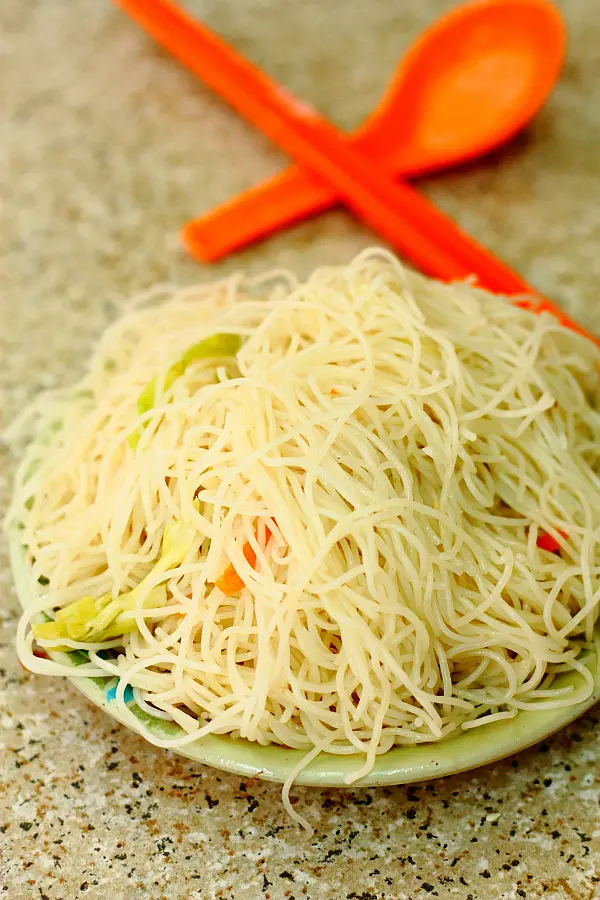 乾爽不油膩;雖然缺少了醬油香,但椰菜和紅蘿蔔絲為這平平無奇的米粉增添清新口感