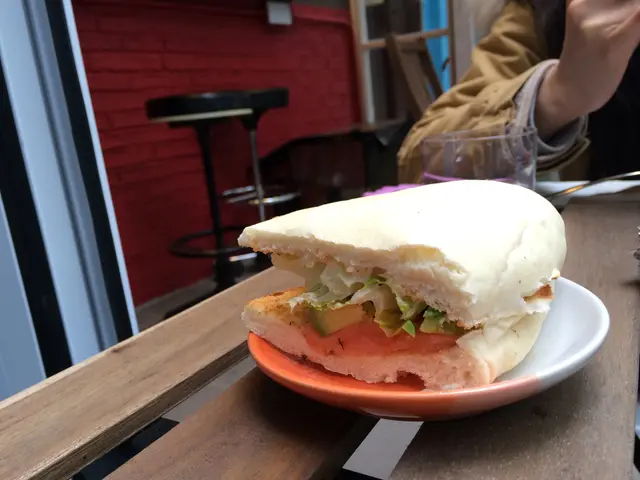 三文魚牛油果長包