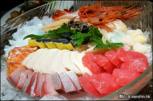 油甘魚、醋鯖魚、劍魚腩、希靈魚、吞拿魚、榮螺、馬刀貝、鮑片、甜蝦、三文魚、立魚、鰹魚、魷魚片、帶子貝,排得漂亮賣相精美,是部分有雪味