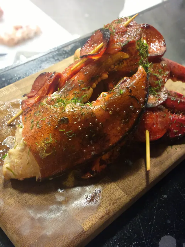 用牛油煎, 加上沙樂美腸及紫菜, 香氣滿溢