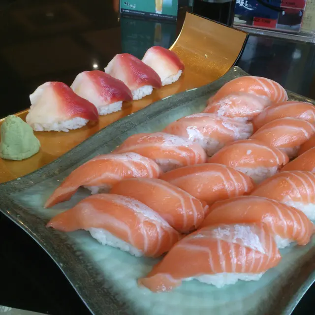 北寄貝及三文魚腩壽司