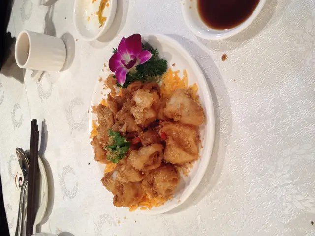 各類椒鹽都係六福嘅強項,好似椒鹽豆腐,椒鹽鮑魚咁都做得好好。我自已比較偏好鮮魷,不過就好睇嗰時啲魷魚靚唔靚,點嘅時侯都會問問啲夥記!今次嘅椒鹽仍然係高水準,鮮魷亦唔錯,只係有一兩塊差咗小小。有啲奇怪係