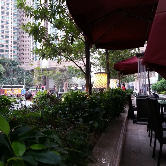 外面環境雖是馬路卻不吵耳