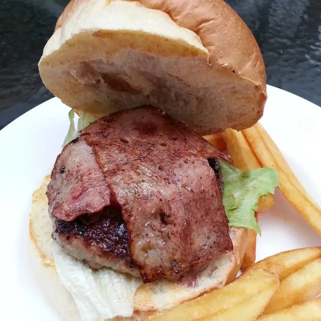 此包的配料有漢堡扒、煙肉、生菜及一片番茄