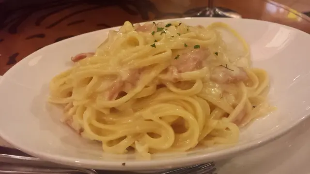 煙肉洋蔥忌廉蛋汁扁意粉