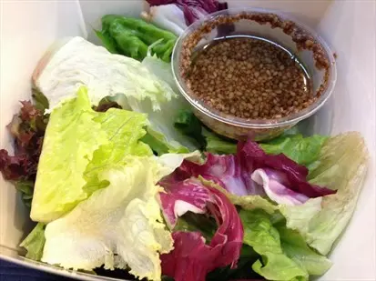 雜菜很新鮮很脆，芝麻醋調配得很夠味