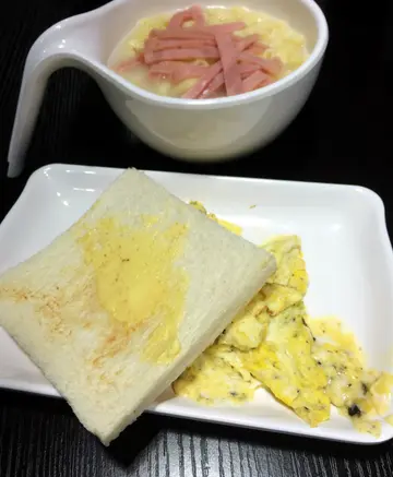 黑松露炒蛋多士配火腿通