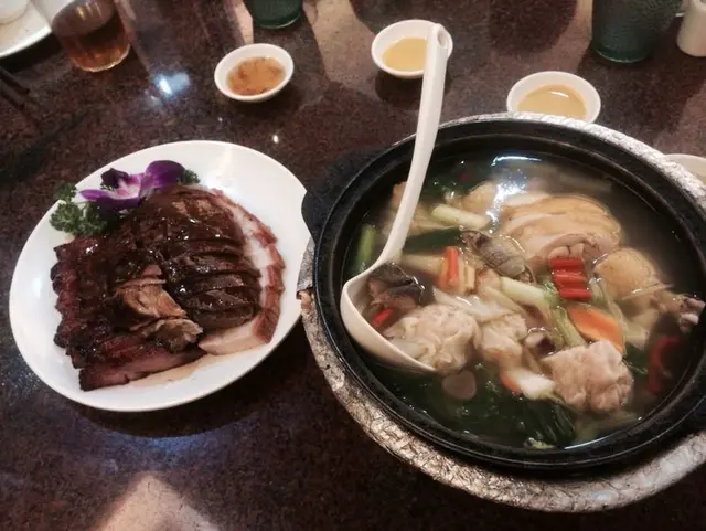 燒味拼盤 + 雲吞雞煲