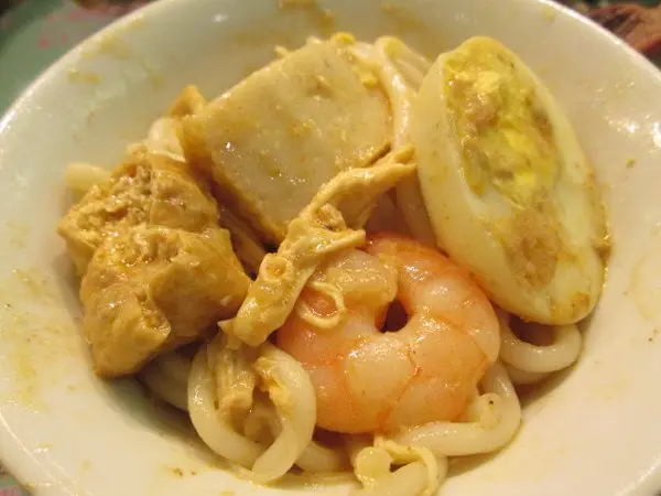 有蝦、魚片、雞絲、豆卜及半邊雞蛋