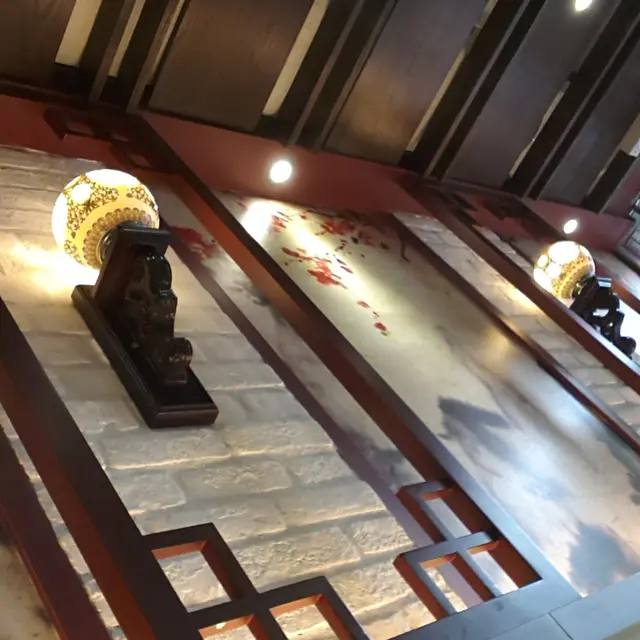 牆壁上之圓珠形燈與壁畫