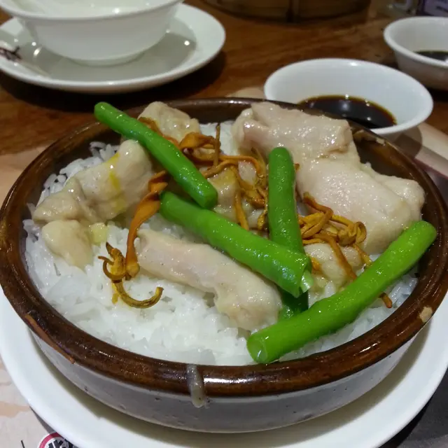 此蒸飯以小瓦罅盛載，附以一小碟醬油