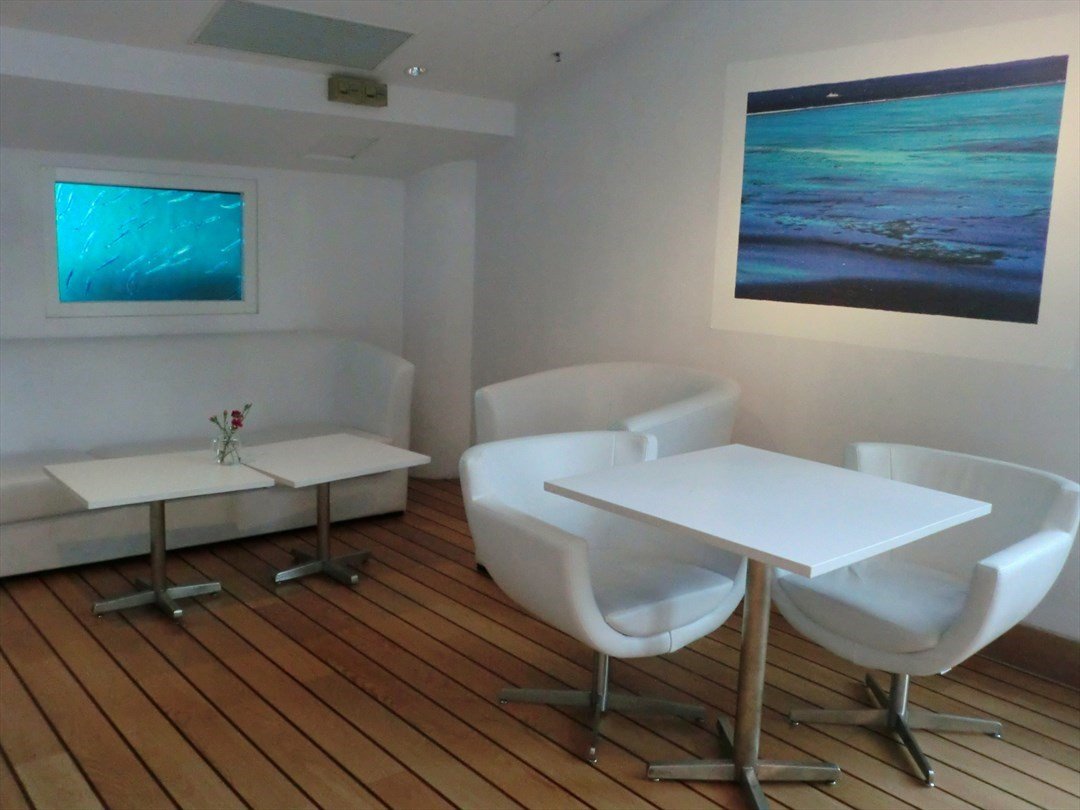 清新的裝潢以白色為主調 配合藍色海洋背景圖畫 彌漫一股海洋風 Cafe 8 S Photo In Central Hong Kong Openrice Hong Kong