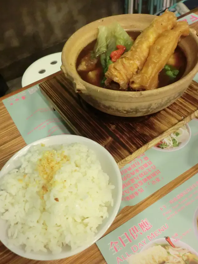 肉骨茶配白飯及油條