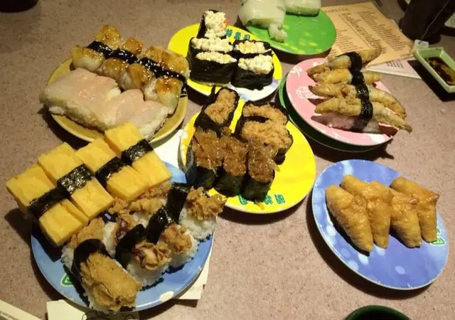 除了一般壽司店也能看到的選擇外,較為特別的還有雜果沙律(雖說是沙律但仍一致地微暖的)、蛋沙律(這竟能成為某數個團友的喜愛)、粟米沙律(同上)、炸多春魚、炸魷魚鬚、魚翅海蜇、 肉鬆壽司等等等等。