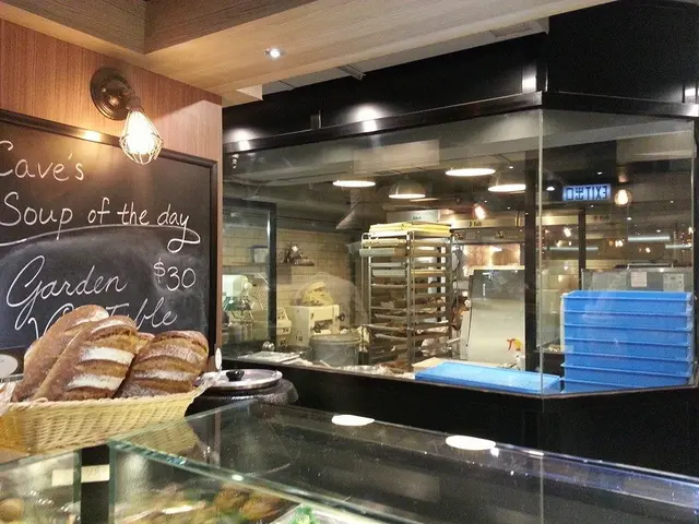 open kitchen 看得見新鮮出爐麵包!