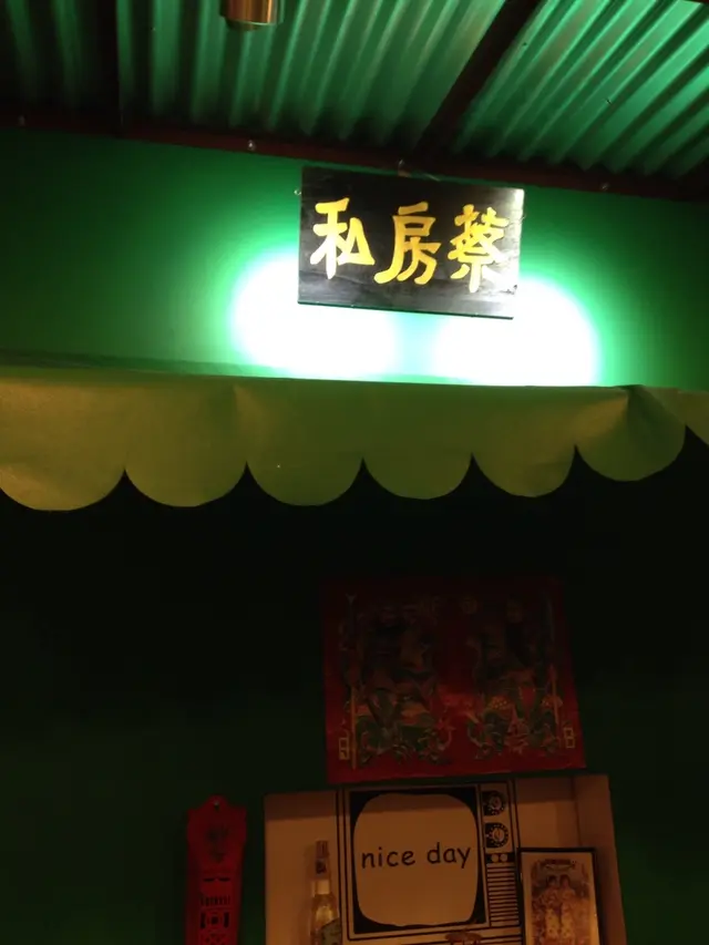 簡單大牌檔式裝修，但比較奇怪⋯
