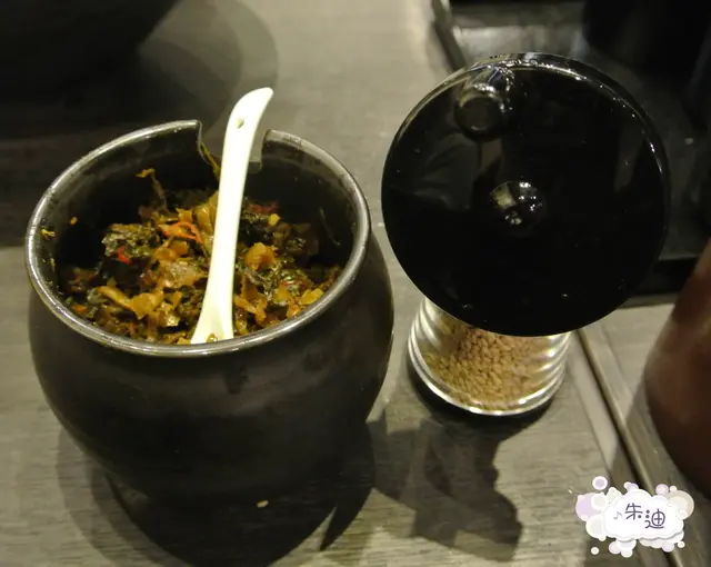 想DIY個人口味,更可以加入店家的配菜,這個像淡版雪菜的東西,還有芝麻