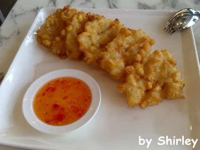 脆炸粟米蟹肉餅配甜酸醬