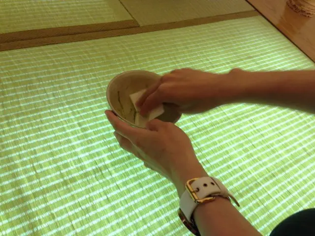 step (6) : 拍印茶碗內殘餘的茶漬